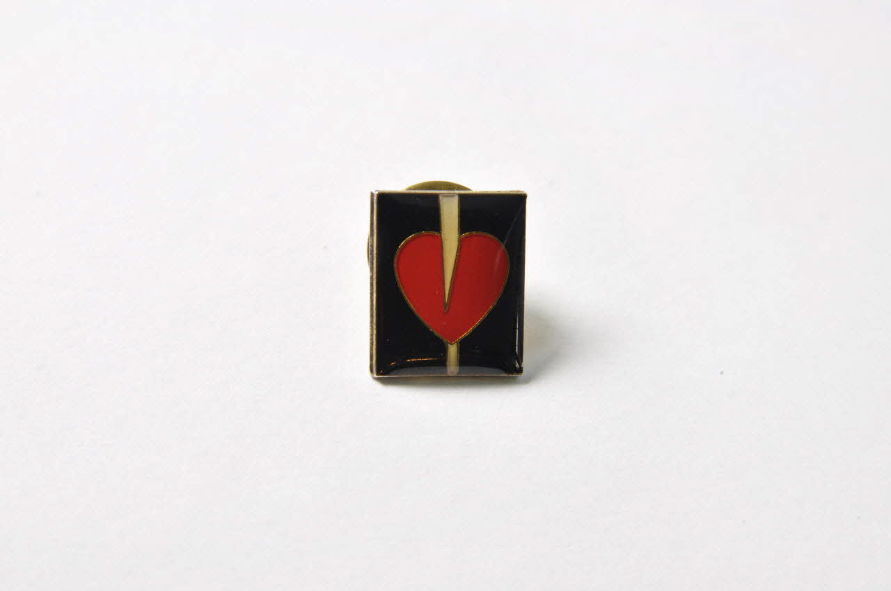 Association pour la Recherche, la Communication et les Actions pour l'Accès aux Traitements (ARCAT) pin's Arcat-sida France 1990 2002.119.9.1-2 Photo Mucem