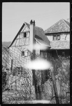 Claude Desbois photographie Chez Monsieur J.J. Adam. Façade sur cour de la ferme correspondant à la partie chambre Alsace, France 1971 Ph.1971.100.1 Photo