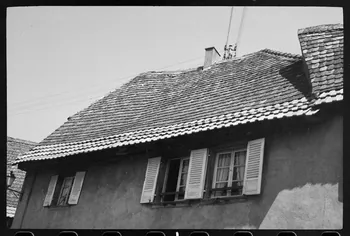 Claude Desbois photographie Chez Monsieur J.J. Adam. Façade sur la rue avec la cuisine et la salle de séjour au premier étage Alsace, France 1971 Ph.1971.100.10 Photo