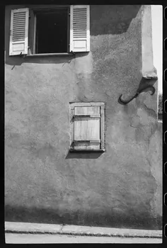 Claude Desbois photographie Chez Monsieur J.J. Adam. Rez-de-chaussée avec la partie chambre à coucher et la buanderie Alsace, France 1971 Ph.1971.100.11 Photo