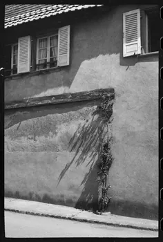 Claude Desbois photographie Chez Monsieur J.J. Adam. Façade sur la rue avec le bandeau en bois Alsace, France 1971 Ph.1971.100.12 Photo
