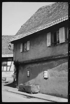 Claude Desbois photographie Chez Monsieur J.J. Adam. Façade sur la rue avec le bandeau en bois et le corbeau Alsace, France 1971 Ph.1971.100.13 Photo