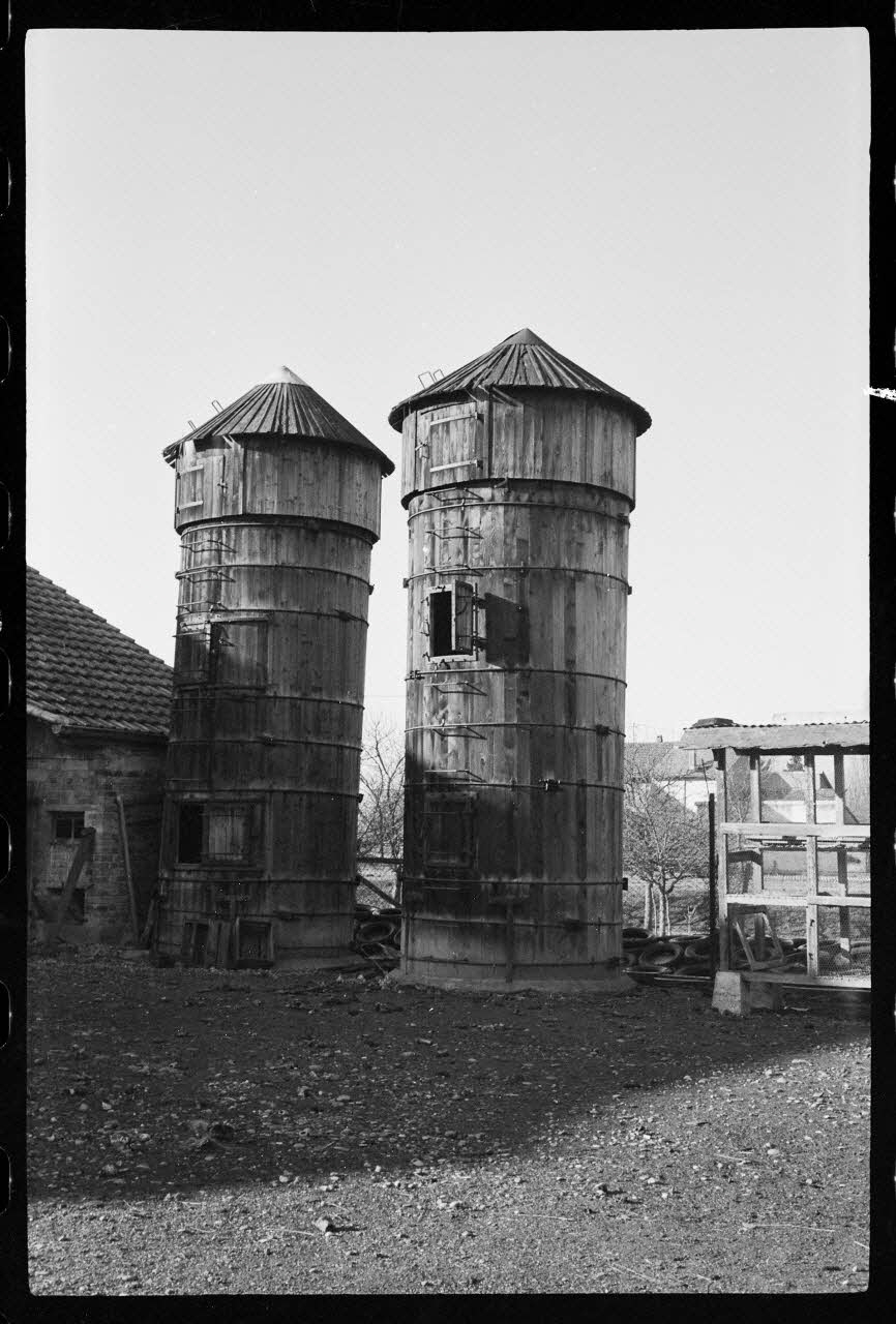 Albert Reynaud photographie Ferme de Monsieur Frick. Les deux silos dans la cour Nord et le séchoir à maïs Alsace, France 1971 Ph.1971.100.17 Photo