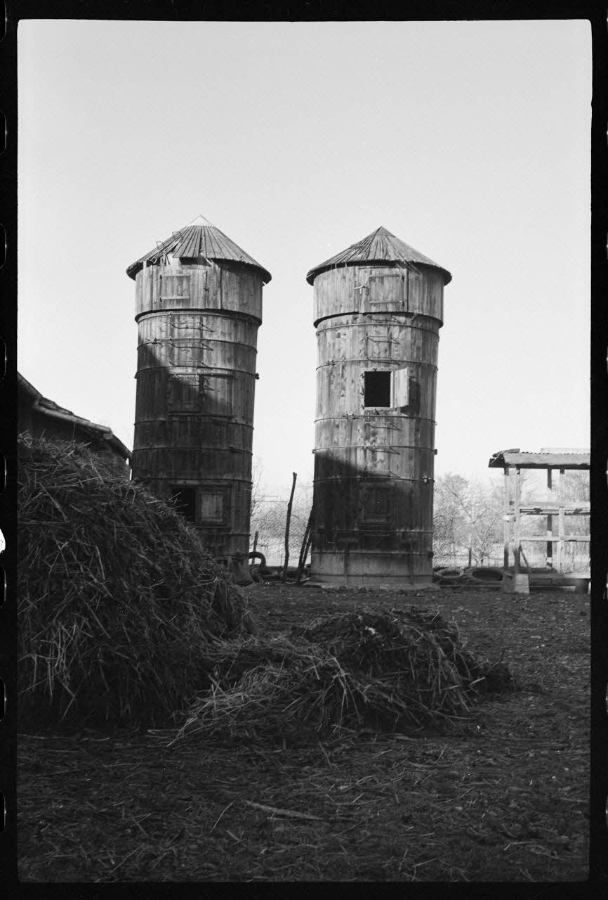 Albert Reynaud photographie Ferme de Monsieur Frick. Les deux silos dans la cour Nord, le séchoir à maïs et le fumier au premier plan Alsace, France 1971 Ph.1971.100.18 Photo
