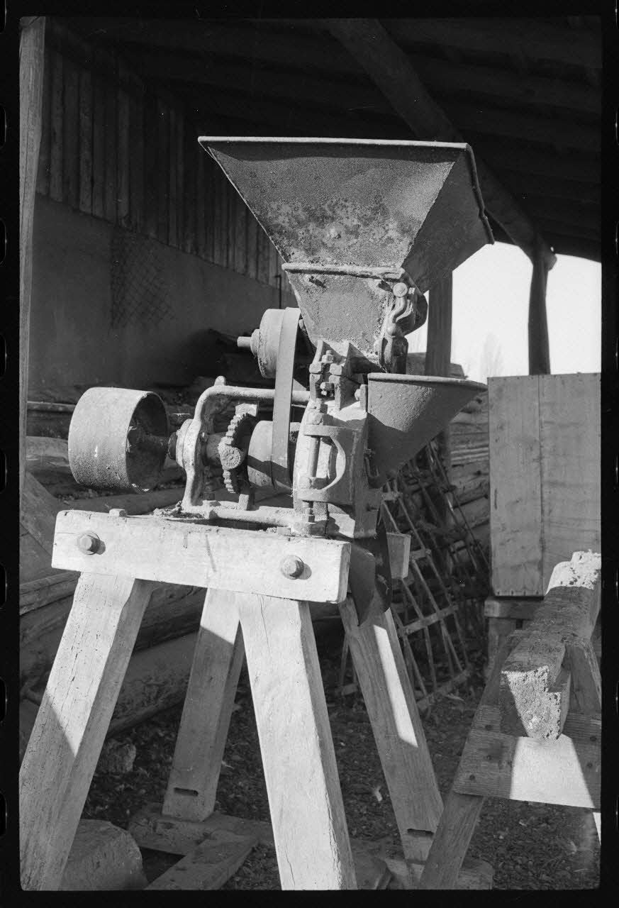 Albert Reynaud photographie Ferme de Monsieur Frick. Le hachoir ou broyeur à grain situé sous l'auvent, près des silos Alsace, France 1971 Ph.1971.100.19 Photo