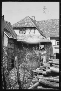 Claude Desbois photographie Chez Monsieur J.J. Adam. Façade sur cour de la ferme correspondant à l'entrée de l'habitation Alsace, France 1971 Ph.1971.100.2 Photo