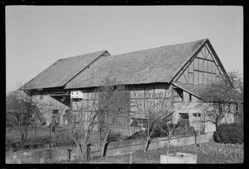 Albert Reynaud photographie Ferme de Monsieur Frick. Façades principales de la grange-étable, au Sud et à l'Est et le jardin au premier plan Alsace, France 1971 Ph.1971.100.20  Photo