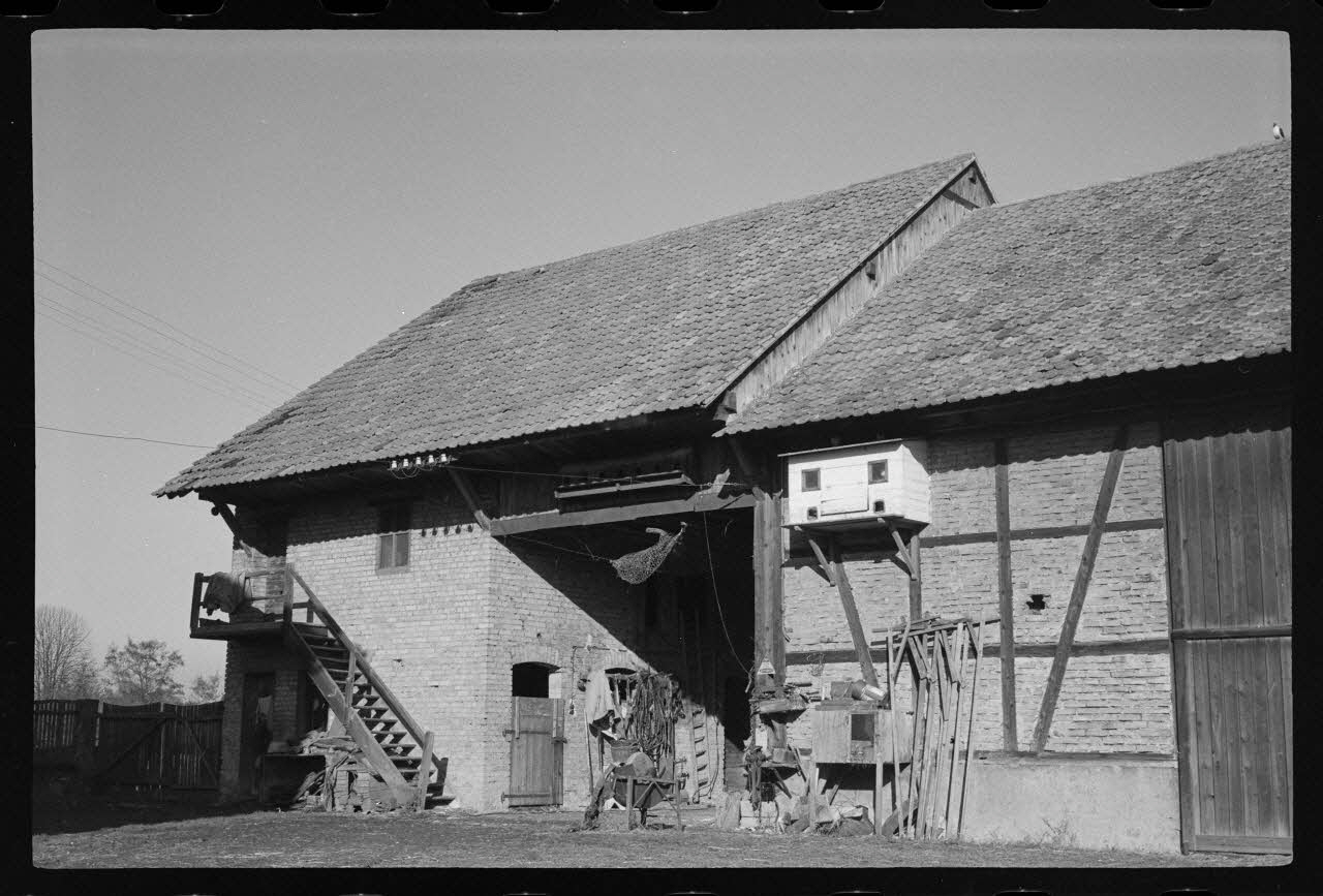Albert Reynaud photographie Ferme de Monsieur Frick. Grange-étable et pont couvert. Partie Ouest de la façade Sud Alsace, France 1971 Ph.1971.100.21 Photo