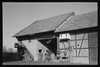 Albert Reynaud photographie Ferme de Monsieur Frick. Grange-étable et pont couvert. Partie Ouest de la façade Sud Alsace, France 1971 Ph.1971.100.21  Photo