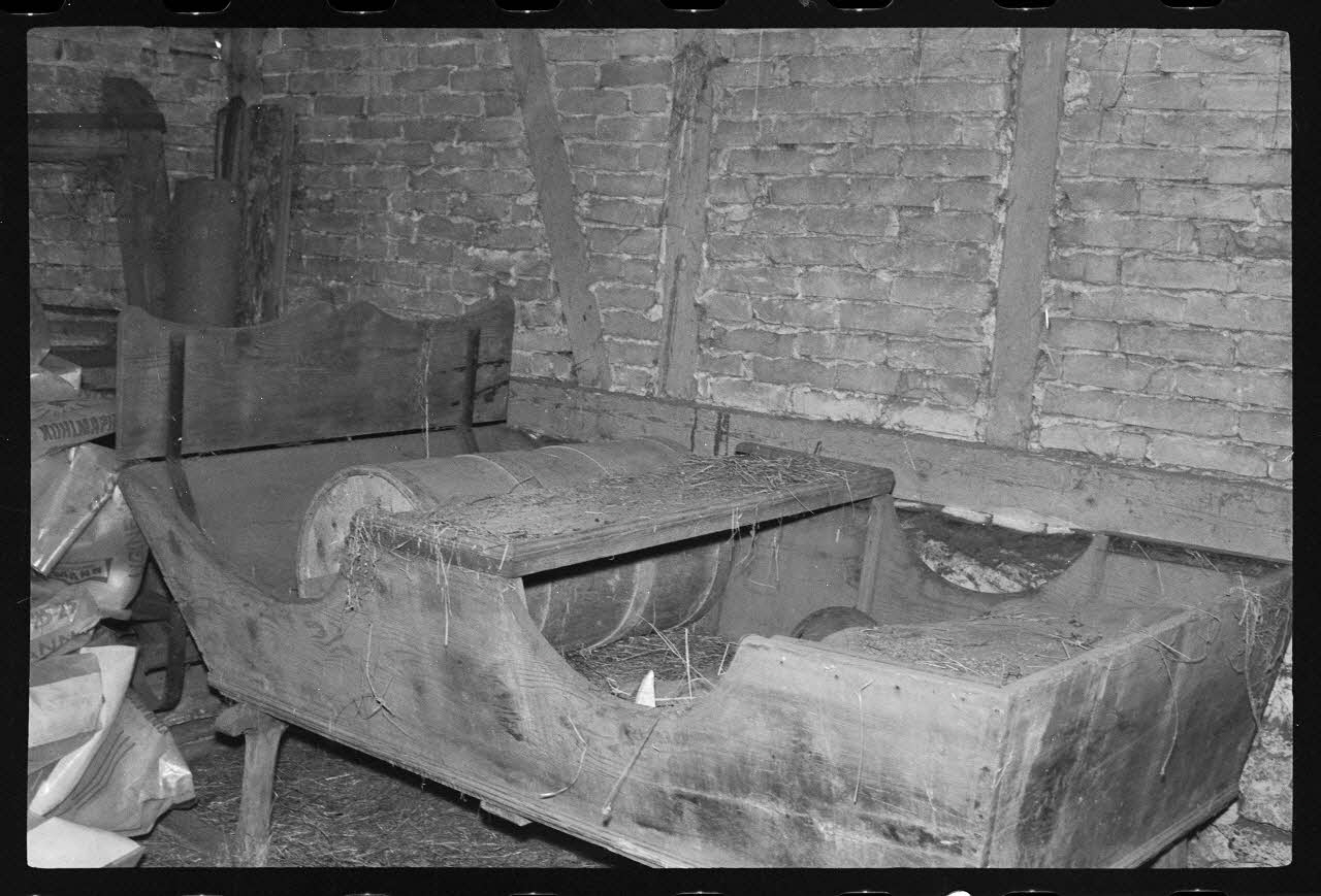 Albert Reynaud photographie Ferme de Monsieur Frick. Char à bancs à l'intérieur de la grange Alsace, France 1971 Ph.1971.100.22 Photo