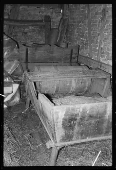 Albert Reynaud photographie Ferme de Monsieur Frick. Char à bancs à l'intérieur de la grange Alsace, France 1971 Ph.1971.100.23  Photo