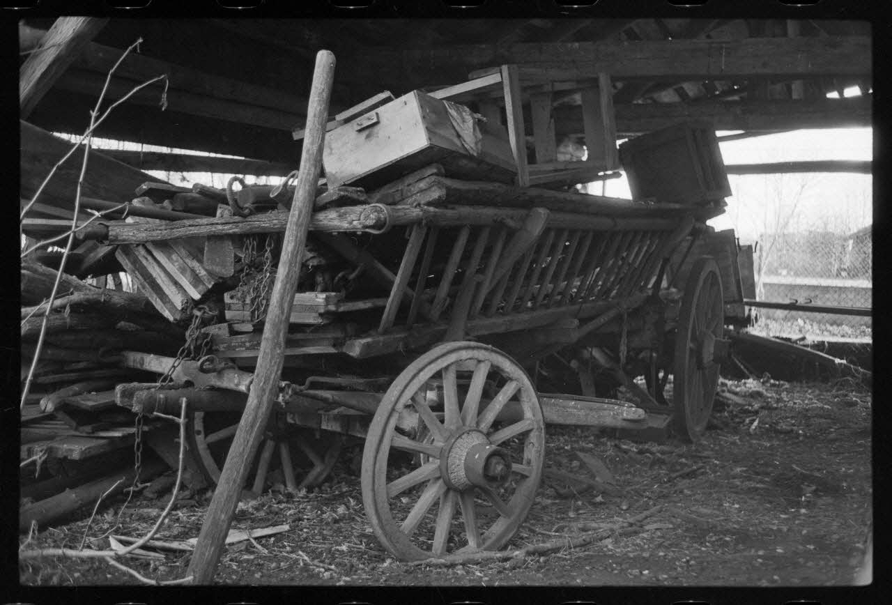 Albert Reynaud photographie Ferme de Monsieur Frick. Char à ridelles ajourées sous l'auvent, près du fumier, dans la cour Nord Alsace, France 1971 Ph.1971.100.24 Photo