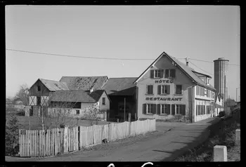 Albert Reynaud photographie Ferme de Monsieur Frick. Façades Sud et Ouest d'un hôtel-restaurant, avec une barrière en latter au premier plan Alsace, France 1971 Ph.1971.100.26  Photo