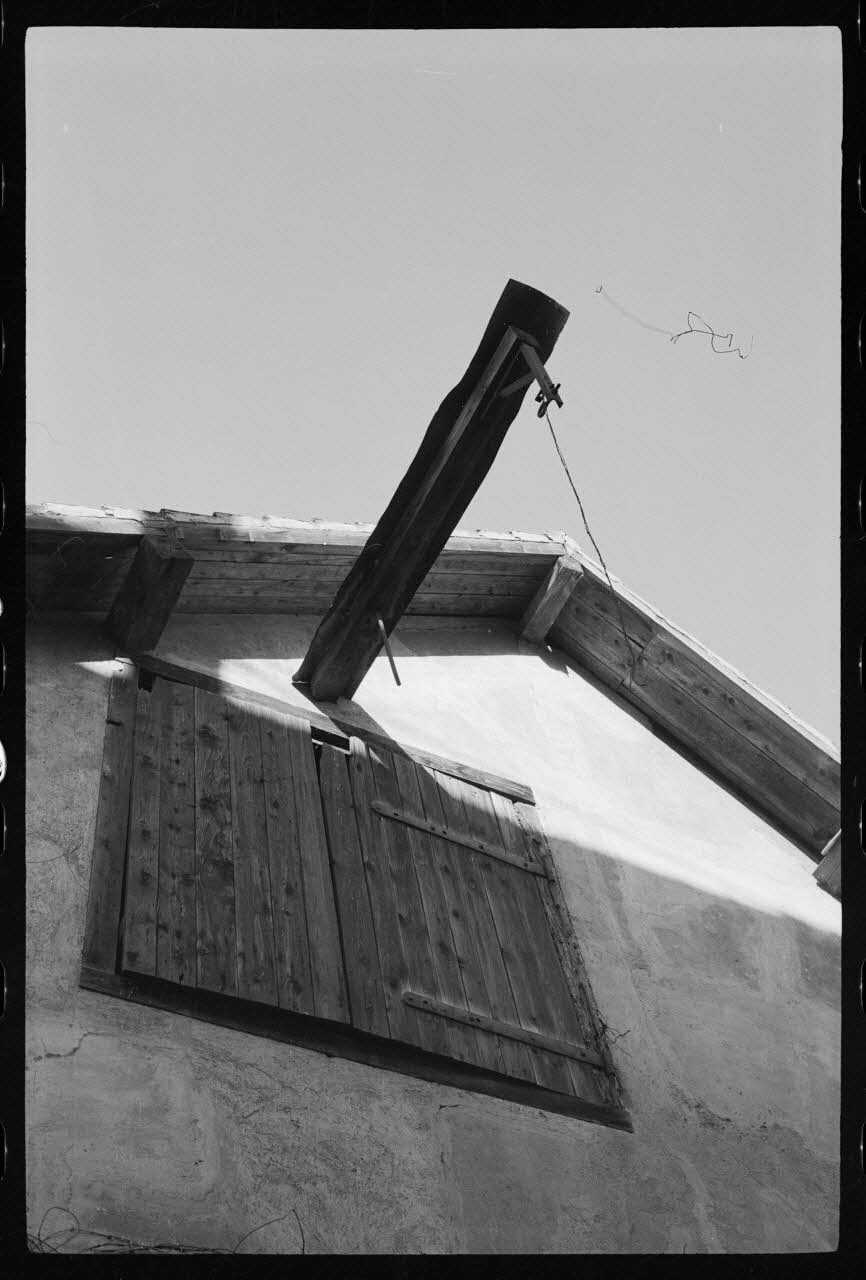 Albert Reynaud photographie Ferme de Monsieur Frick. Poulie de treuil sur le pignon pour monter le foin Alsace, France 1971 Ph.1971.100.28 Photo