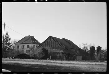 Albert Reynaud photographie Ferme de Monsieur Frick. Vue générale Sud-Ouest de la maison d'habitation, du bâtiment d'exploitation et des silos Alsace, France 1971 Ph.1971.100.29  Photo