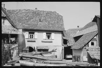 Claude Desbois photographie Chez Monsieur J.J. Adam. Façade sur cour de la ferme. Logis, hangar et porcherie Alsace, France 1971 Ph.1971.100.3 Photo