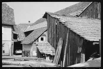 Claude Desbois photographie Chez Monsieur J.J. Adam. Bâtiments annexes de la fermes avec la porcherie, le hangar à bois et les W.C Alsace, France 1971 Ph.1971.100.4 Photo