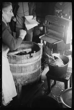 Claude Desbois photographie Chez Monsieur J.J. Adam. Machine à laver dans la buanderie Alsace, France 1971 Ph.1971.100.5 Photo