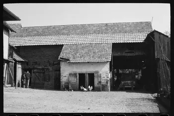 Claude Desbois photographie Chez Monsieur J.J. Adam. Bâtiment de l'étable-porcherie et la partie avec un passage couvert Alsace, France 1971 Ph.1971.100.6 Photo