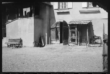Claude Desbois photographie Chez Monsieur J.J. Adam. Entrée de l'habitation avec un auvent et entrée du pressoir Alsace, France 1971 Ph.1971.100.7 Photo