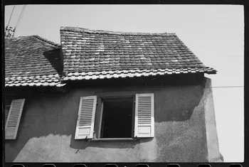 Claude Desbois photographie Chez Monsieur J.J. Adam. Façade sur la rue avec la partie chambre à coucher au premier étage Alsace, France 1971 Ph.1971.100.9 Photo