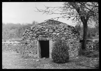 Henri Raulin photographie Abri de vigneron dit "gariotte" Midi-Pyrénées, France 1968/3/1 Ph.1971.56.22  Photo