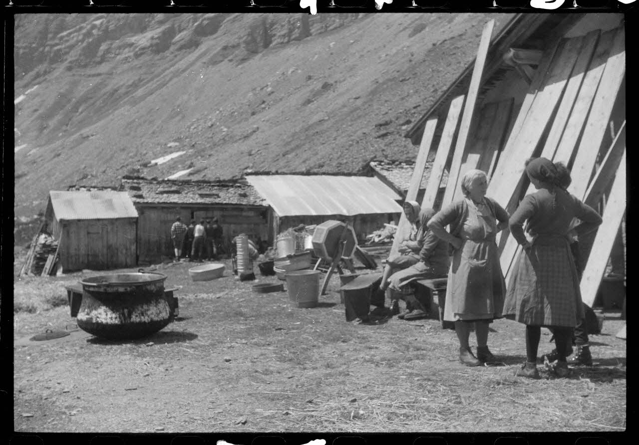 Henri Raulin photographie Chalets d'alpage Rhône-Alpes, France 1967/7/1 Ph.1971.56.37 Photo