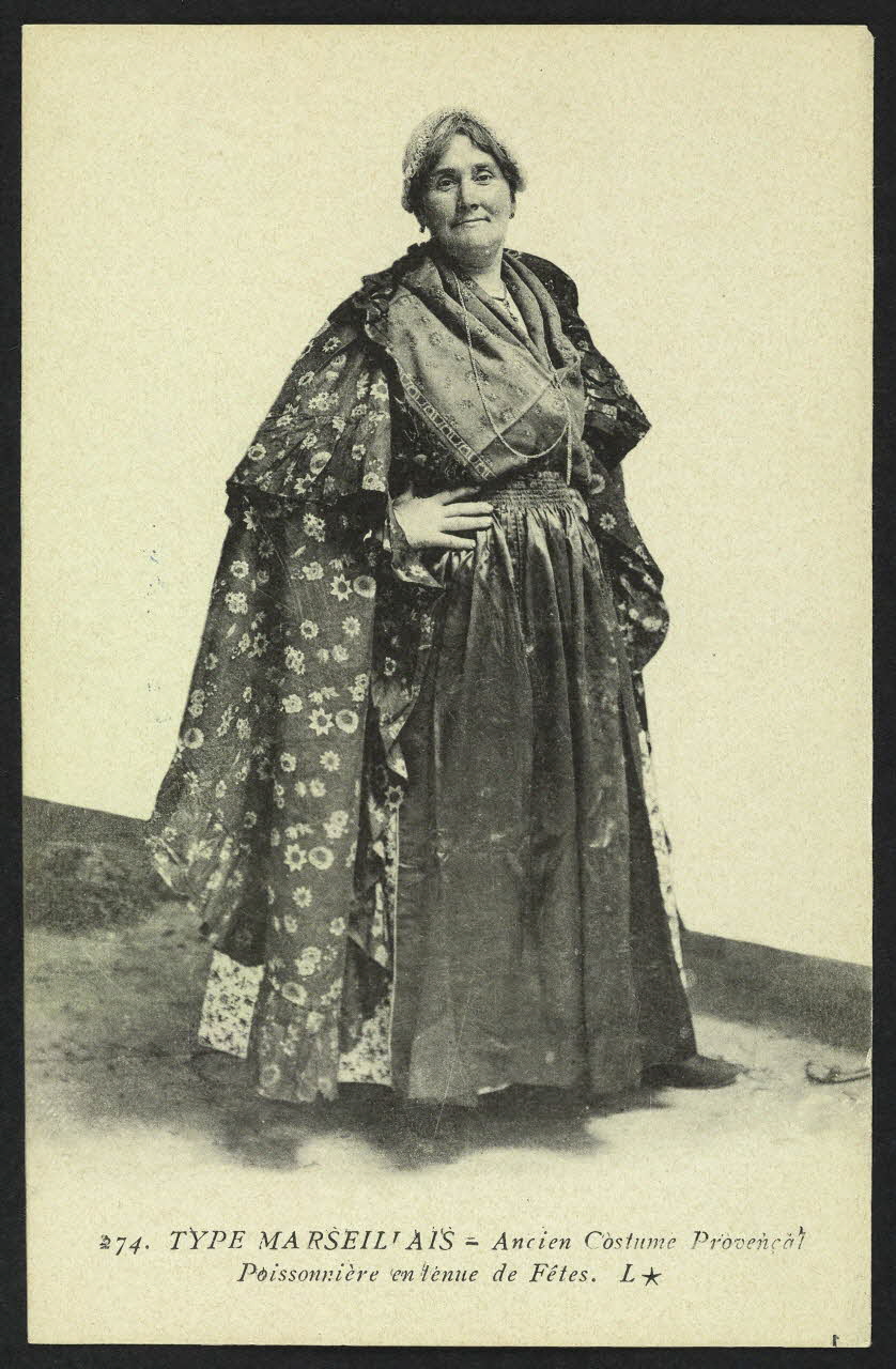 carte postale POISSONNIERE EN TENUE DE FETES 4P777  Photo