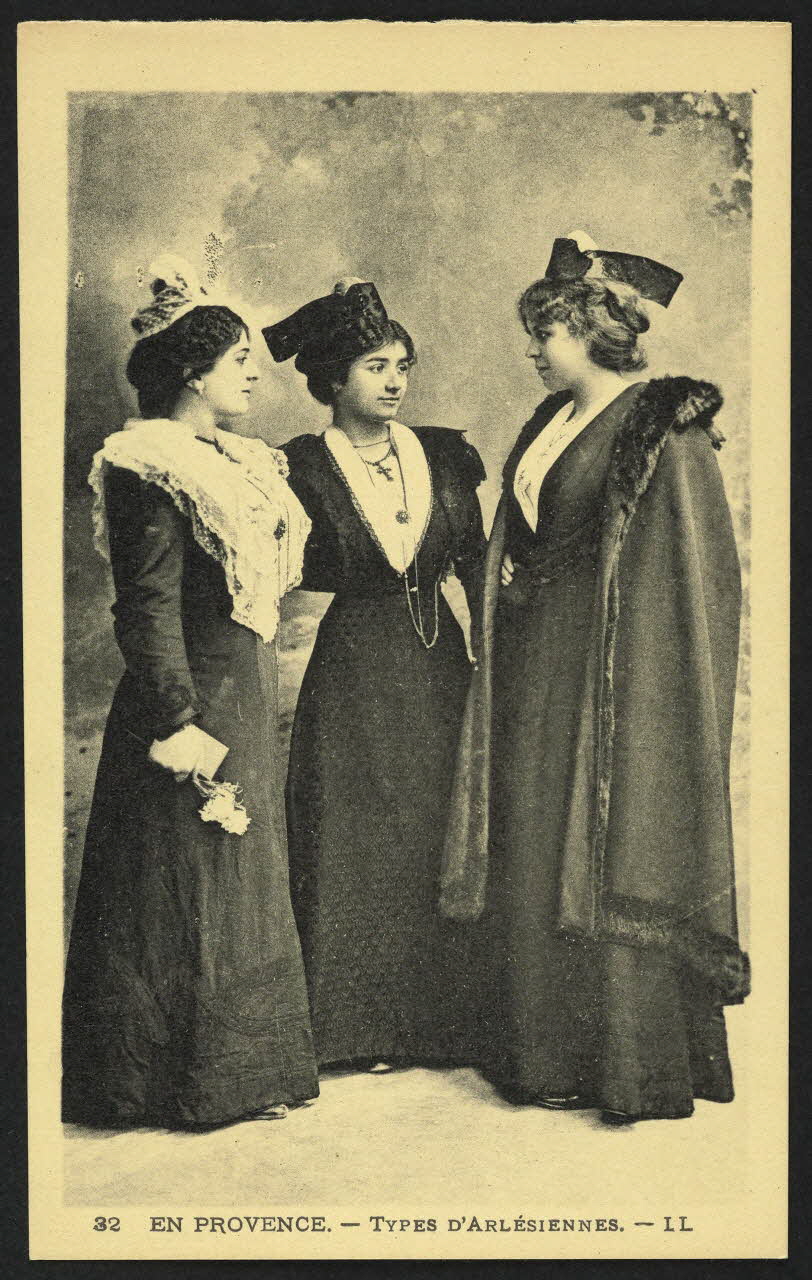 carte postale EN PROVENCE, TYPE D'ARLESIENNES 4P782 Photo