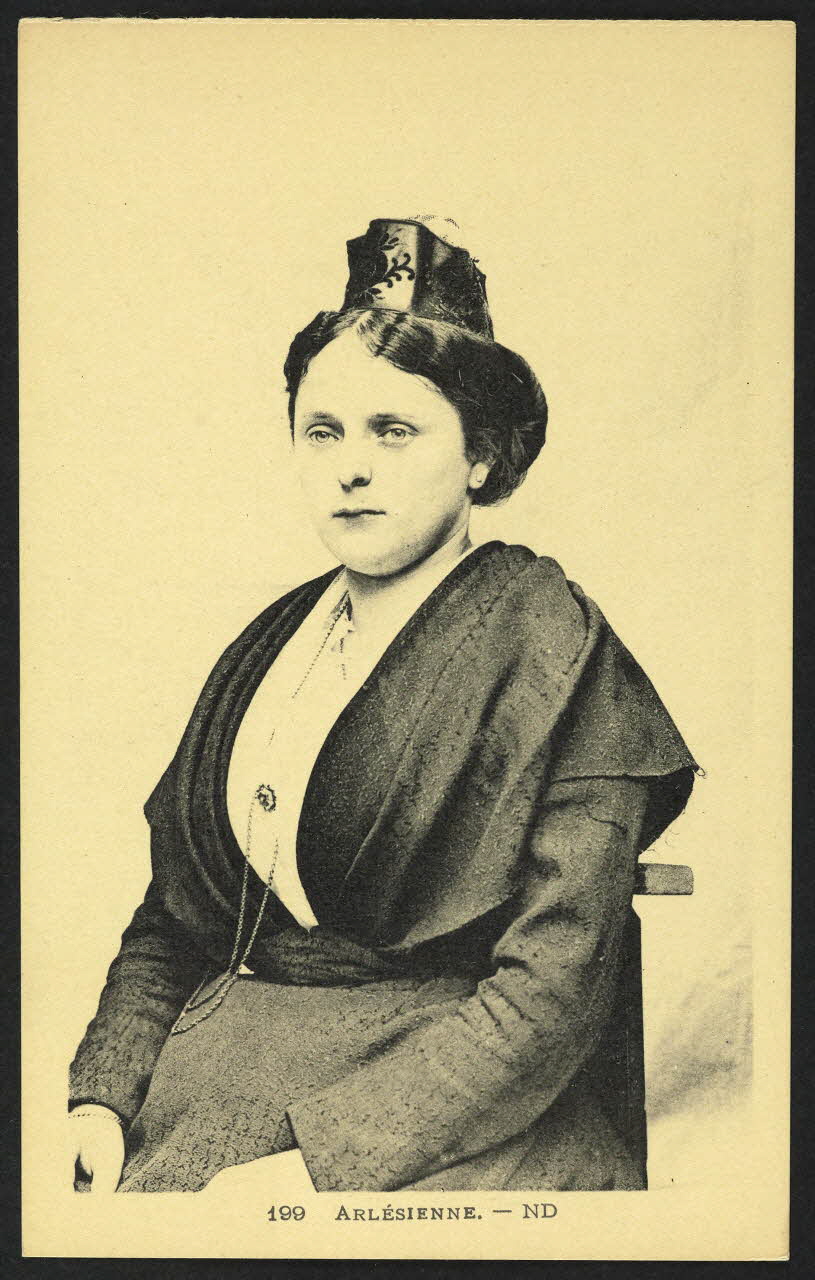 carte postale ARLESIENNE 4P783 Photo