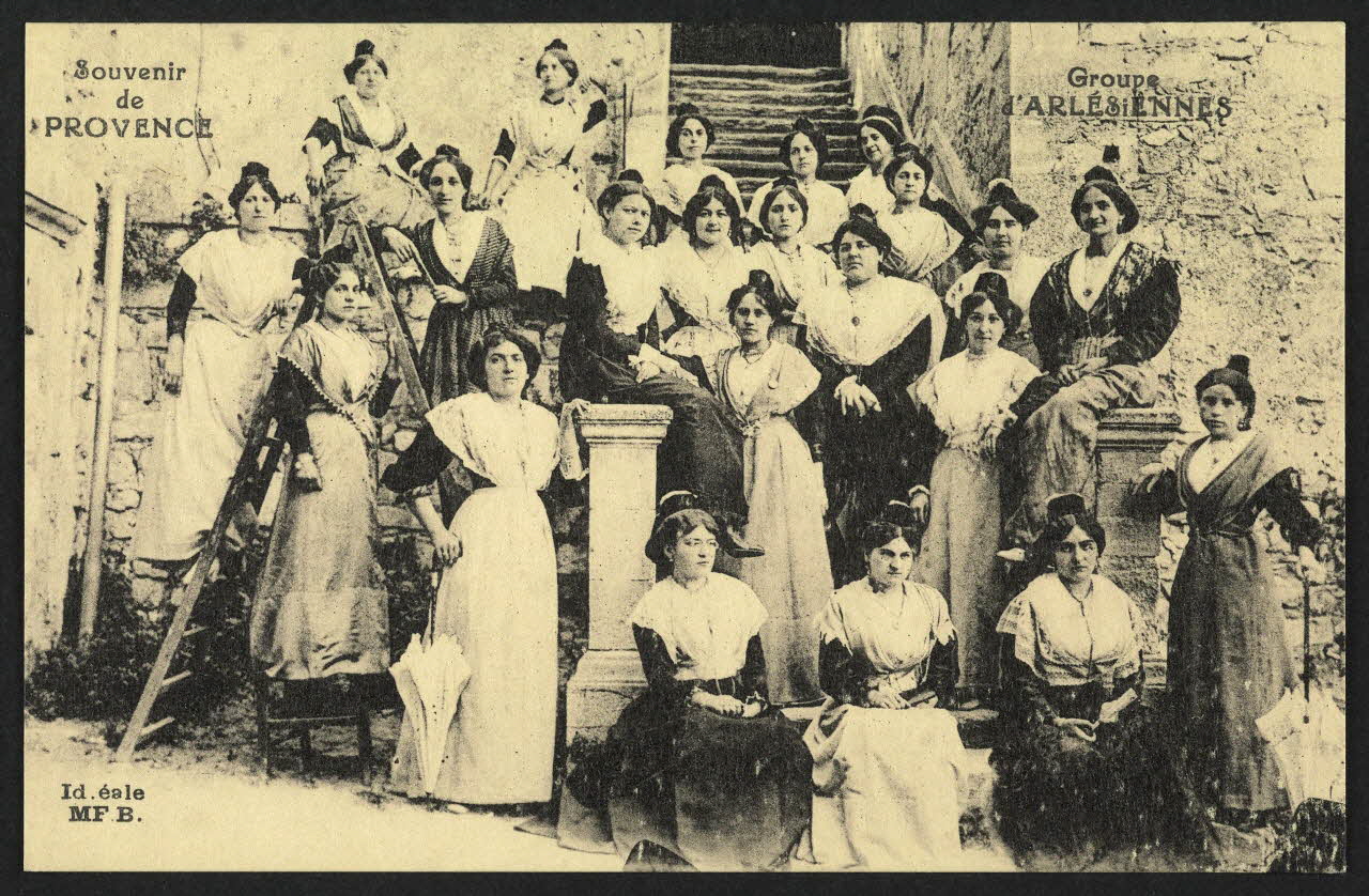 carte postale SOUVENIR DE PROVENCE, GROUPE D'ARLESIENNES 4P784 Photo