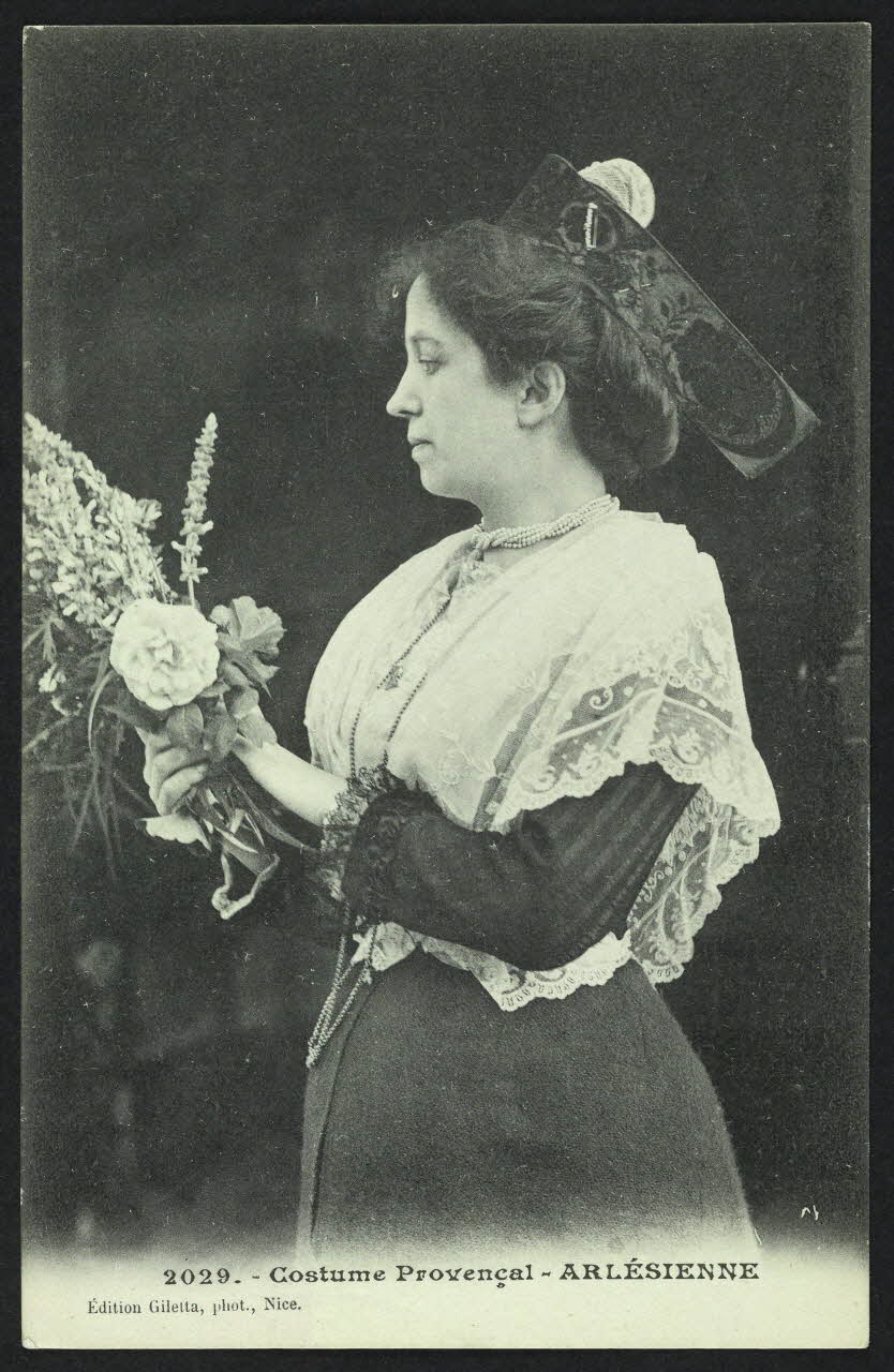 carte postale COSTUME PROVENCAL, ARLESIENNE 4P785 Photo