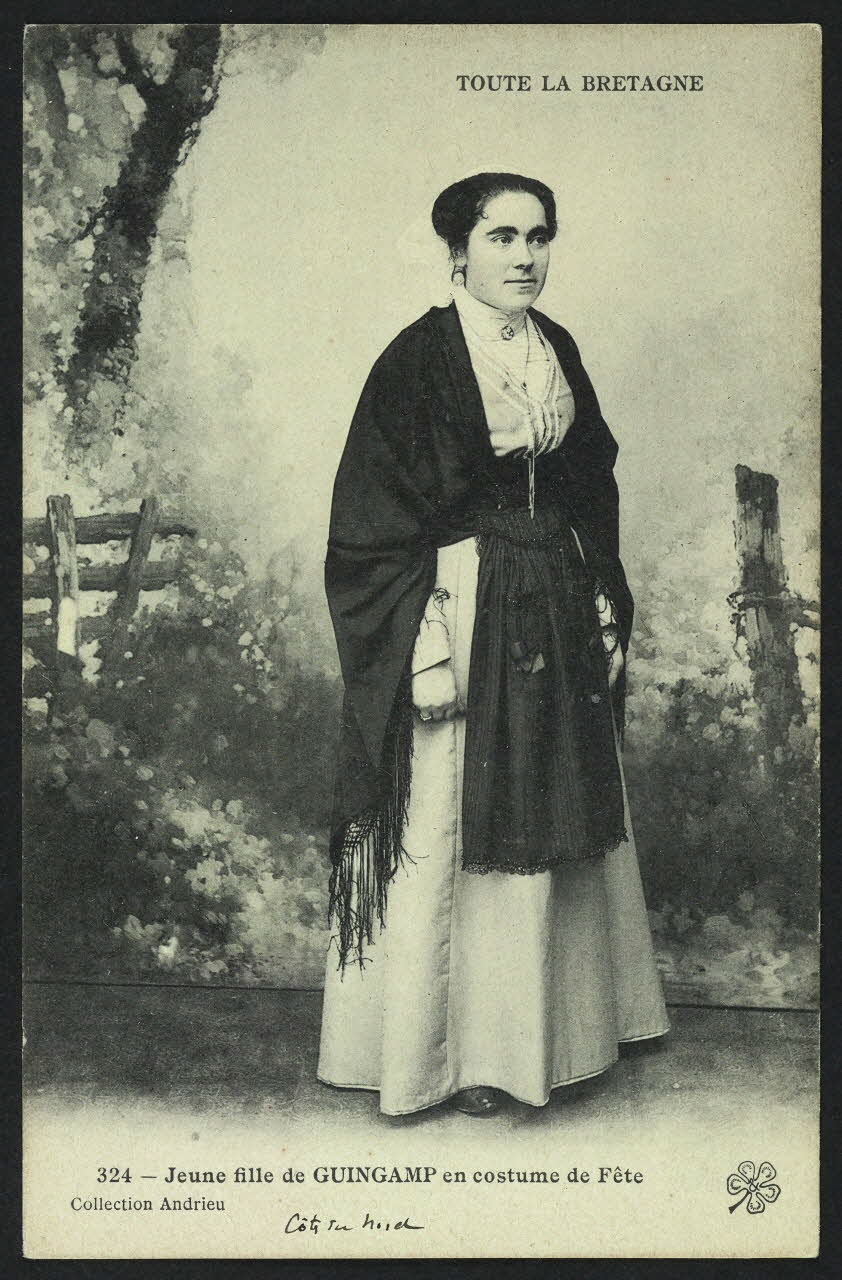 carte postale JEUNE FILLE DE GUINGAMP EN COSTUME DE FETE 4P792 Photo