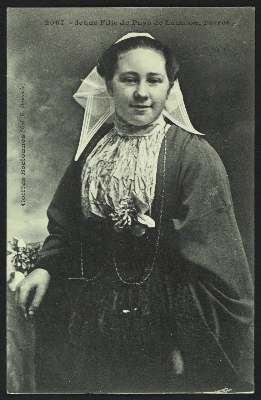 carte postale JEUNE FILLE DU PAYS DE LANNION, PERROS 4P793 Photo