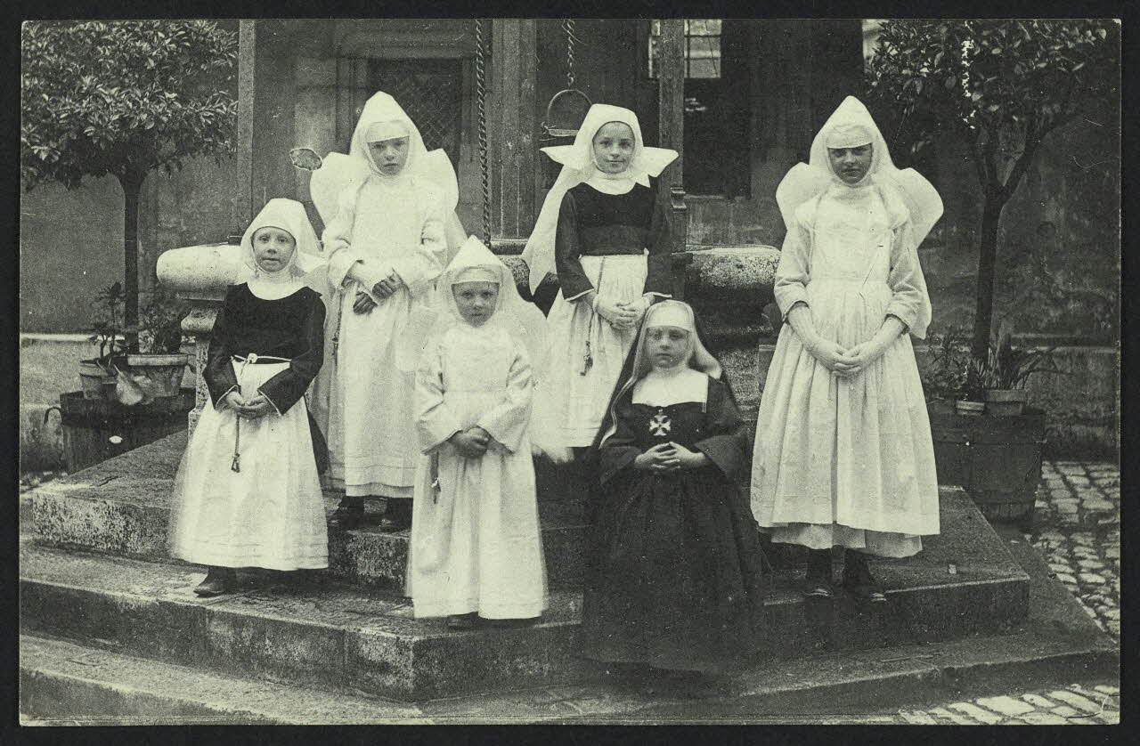 carte postale HOSPICES DE BEAUNE, GROUPE DEPETITES RELIGIEUSES HOSPITALIERES DANS LA COUR D'HONNEUR DE L'HOTEL-DIEU DE BEAUNE 4P794 Photo