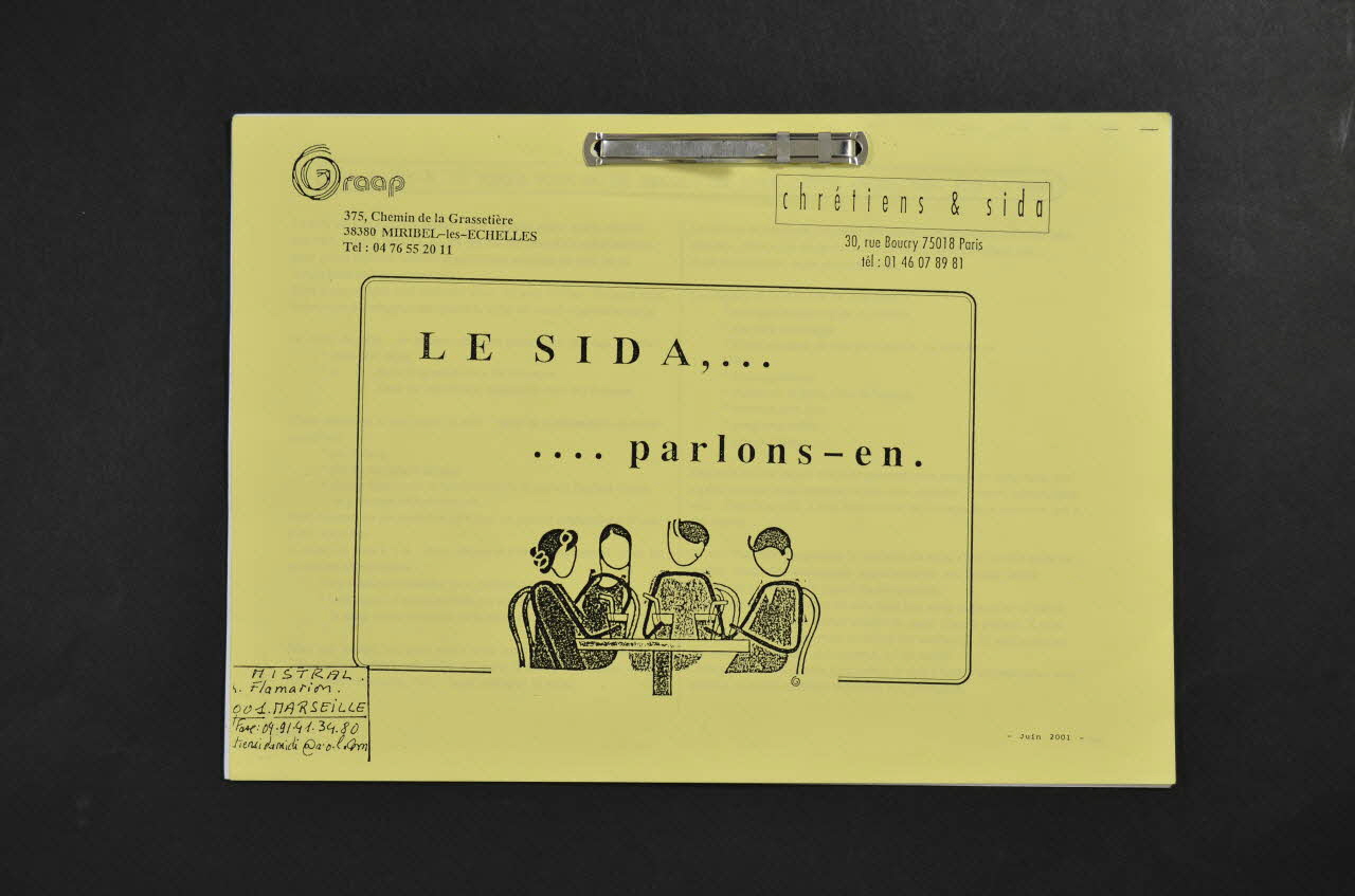 Chrétiens et Sida BROCHURE "Le sida,... parlons-en" France 2001/6 2002.120.6 Photo Mucem