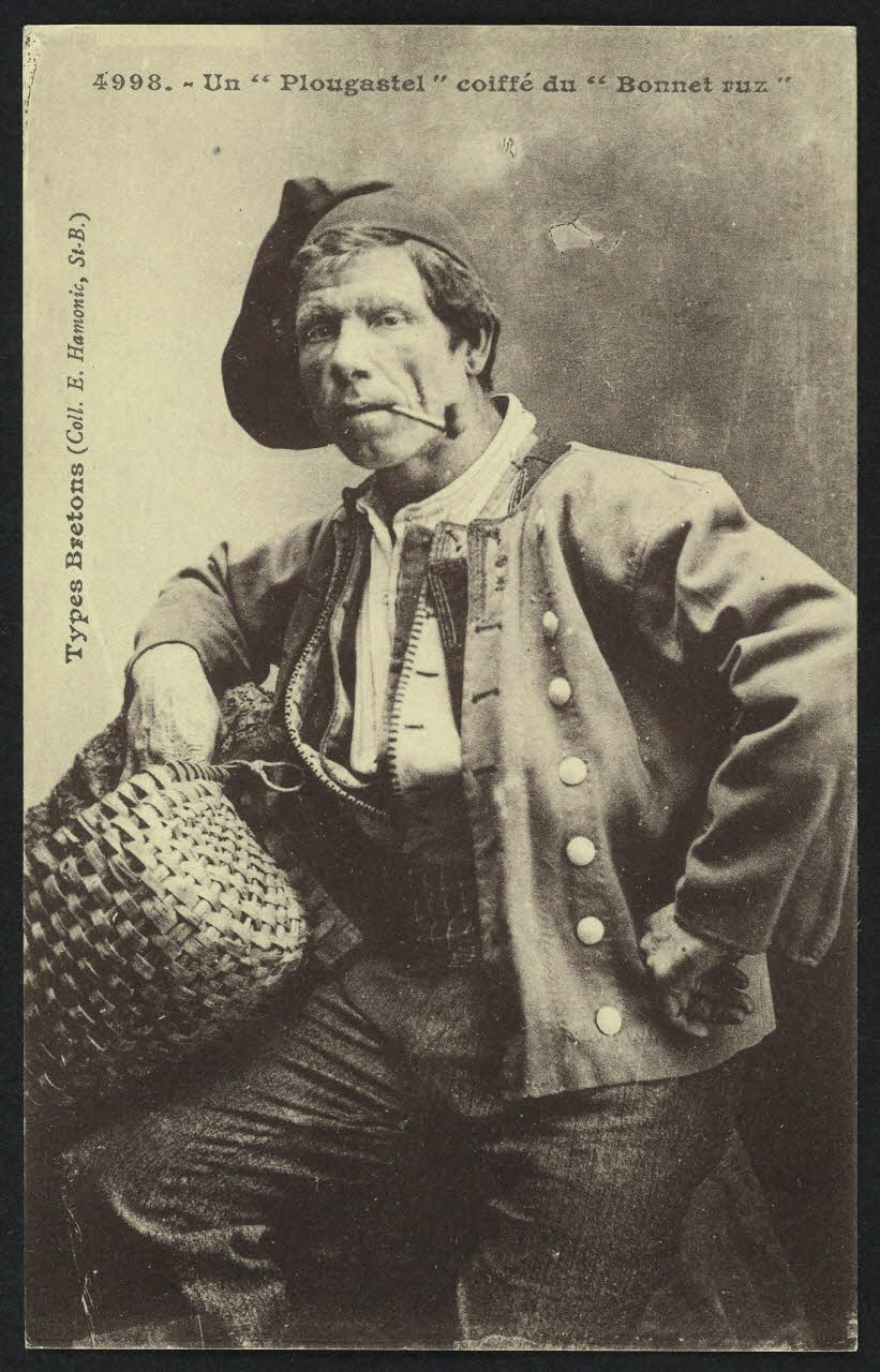 carte postale UN "PLOUGASTEL" COIFFE DU "BONNET RUZ" 4P837 Photo