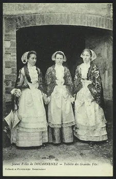 carte postale JEUNES FILLES DE DOUARNENEZ, TOILETTE DES GRANDES . 4P844 Photo