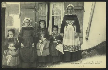 carte postale JEUNE FILLE ET ENFANTS DE CHATEAULIN REVENANT DU . 4P848  Photo