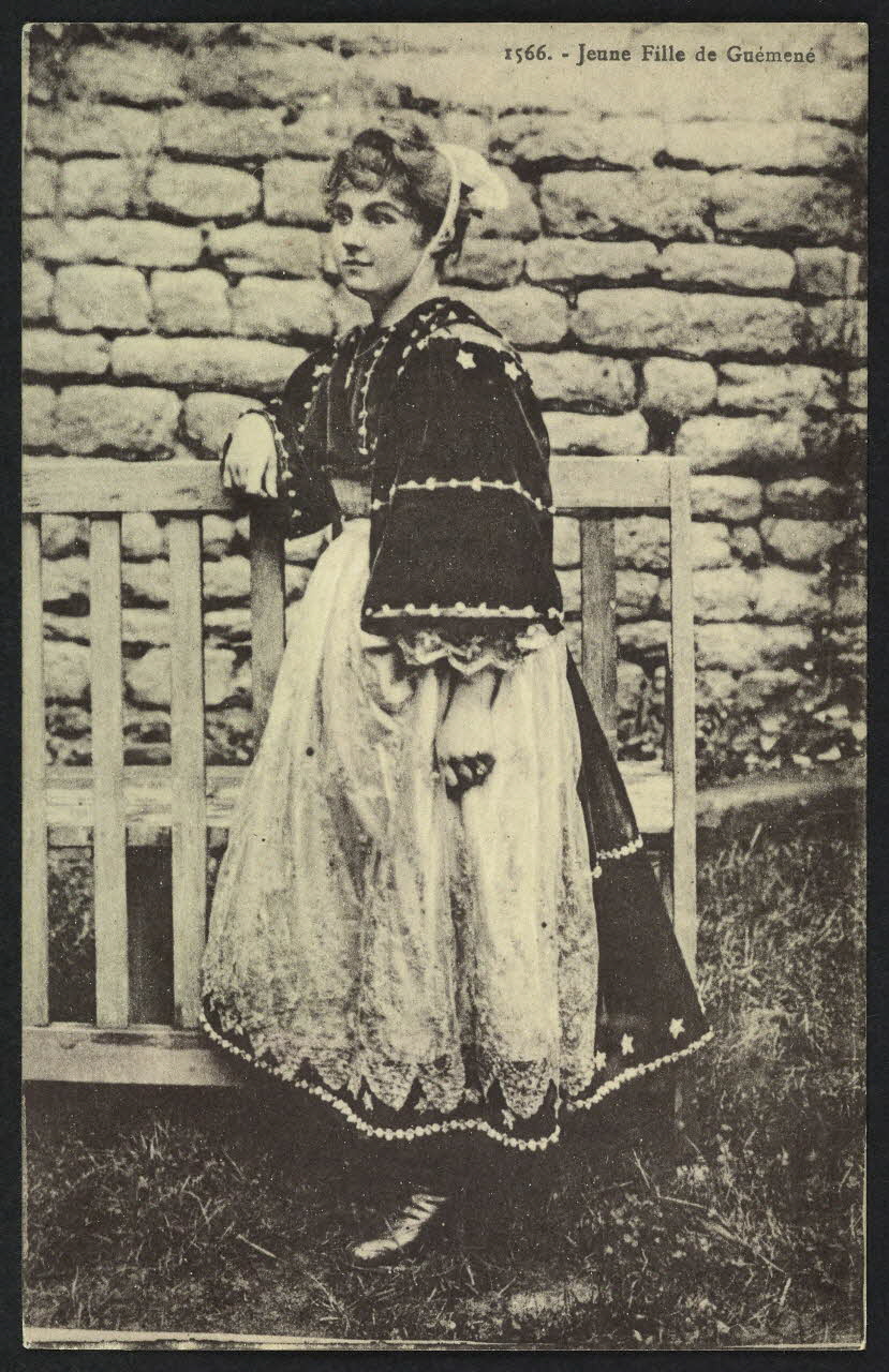 carte postale JEUNE FILLE DE GUEMENE 4P858 Photo