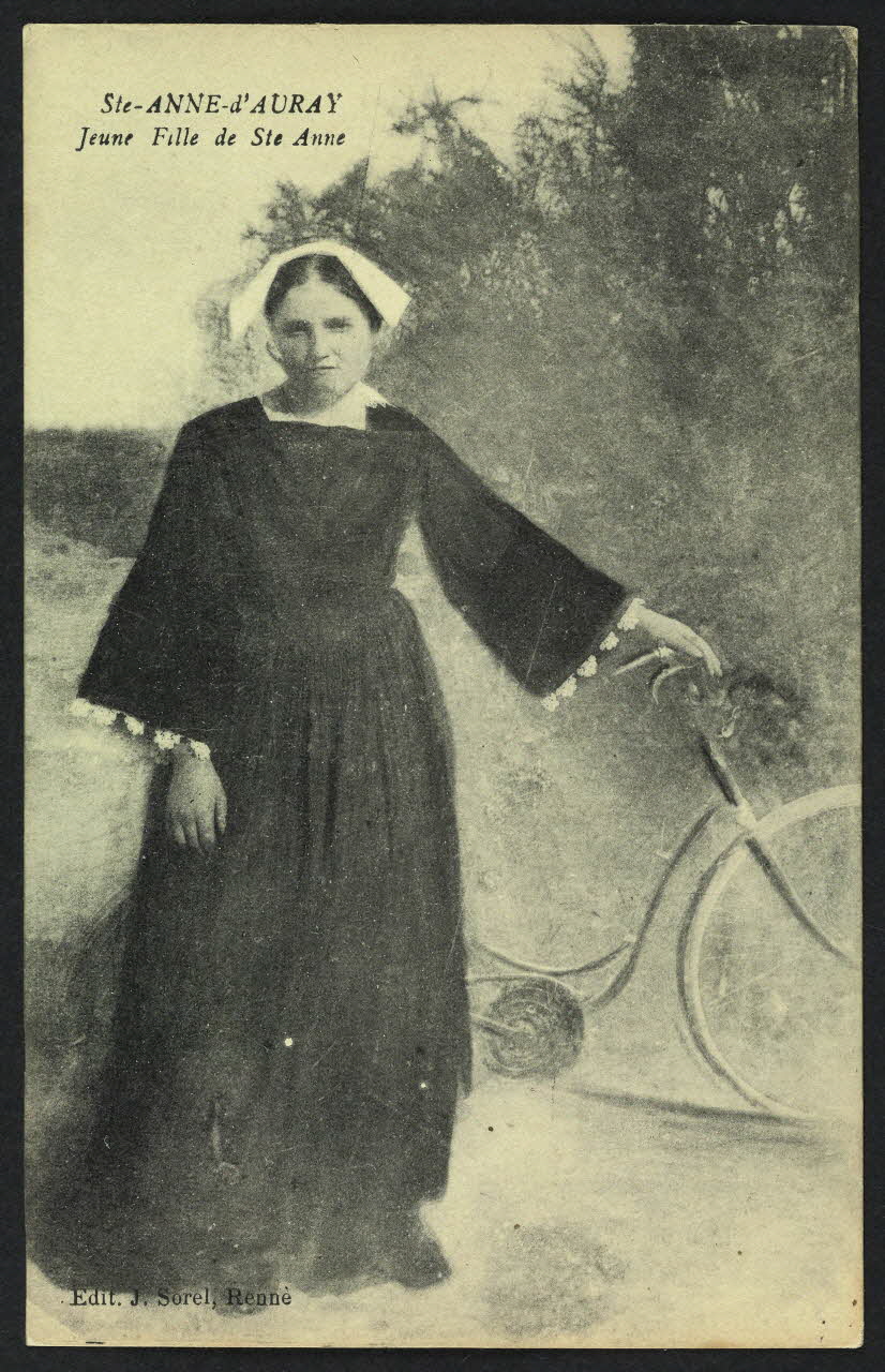 carte postale JEUNE FILLE DE STE-ANNE-D'AURAY 4P868 Photo