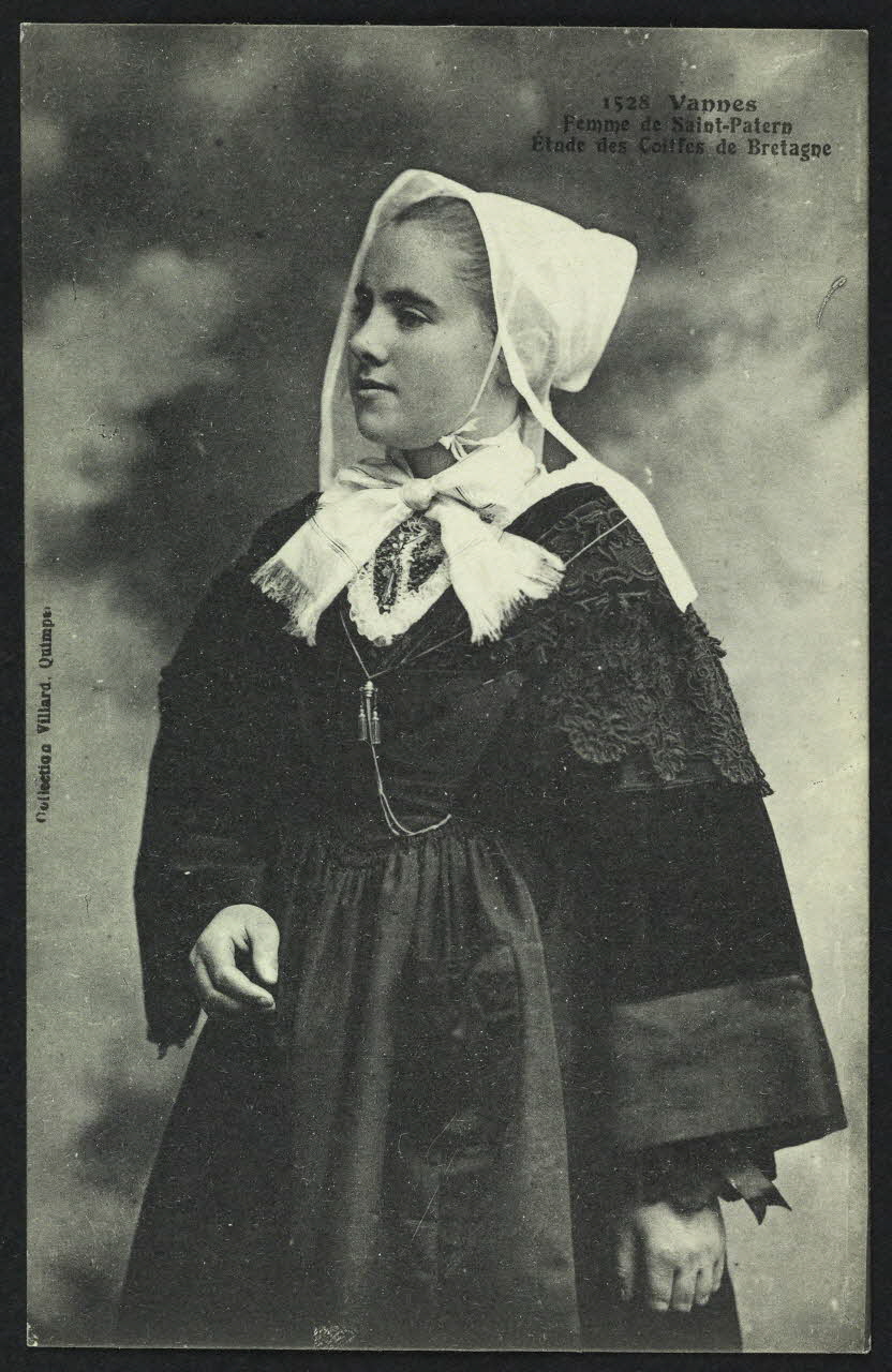 carte postale VANNES, FEMME DE SAINT-PATERN 4P869 Photo