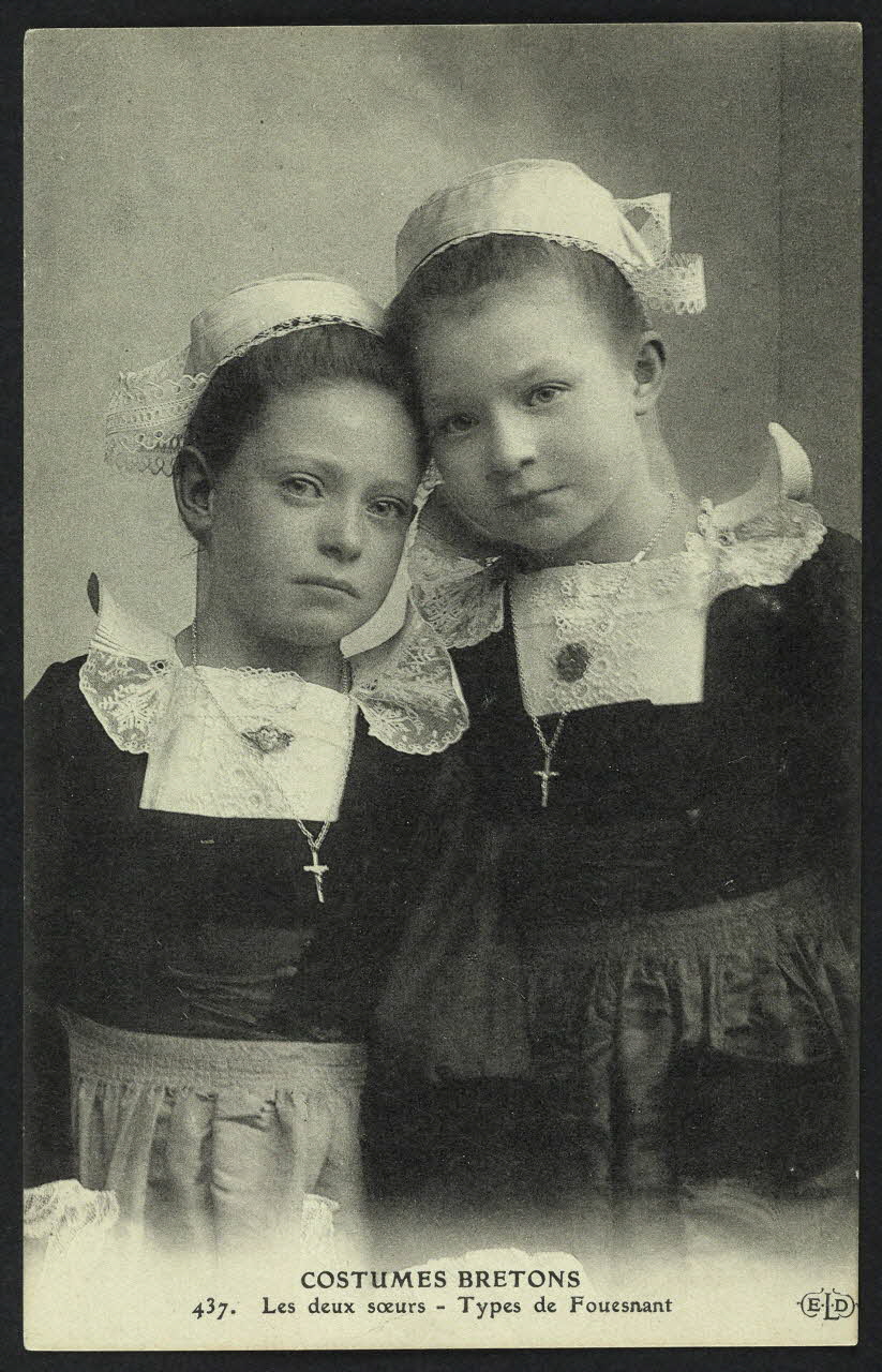 carte postale LES DEUX SOEURS, TYPES DE FOUESNANT 4P884 Photo