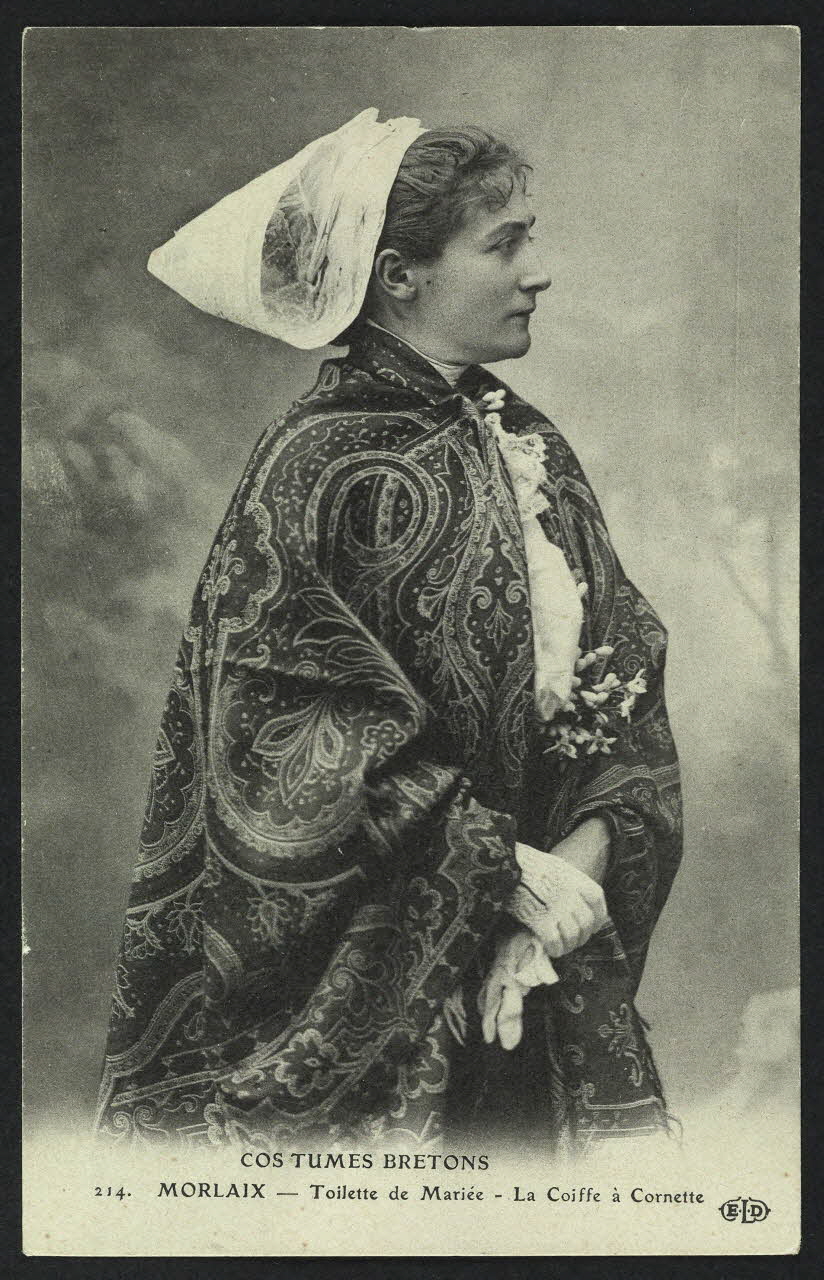 carte postale MORLAIX, TOILLETTE DE MARIEE, LA COIFFE A CORNETTE 4P894 Photo