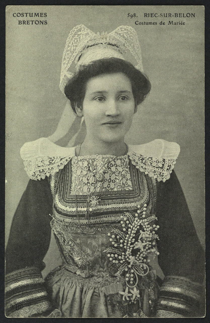 carte postale RIEC-SUR-BELON, COSTUMES DE MARIEE 4P896 Photo