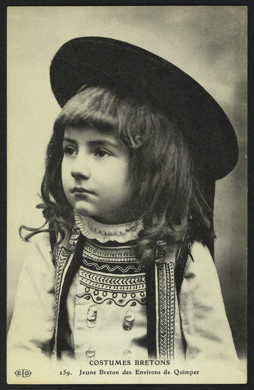 carte postale JEUNE BRETON DES ENVIRONS DE QUIMPER 4P911 Photo