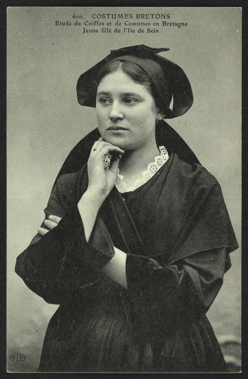 carte postale JEUNE FILLE DE L'ILE DE SEIN 4P918 Photo