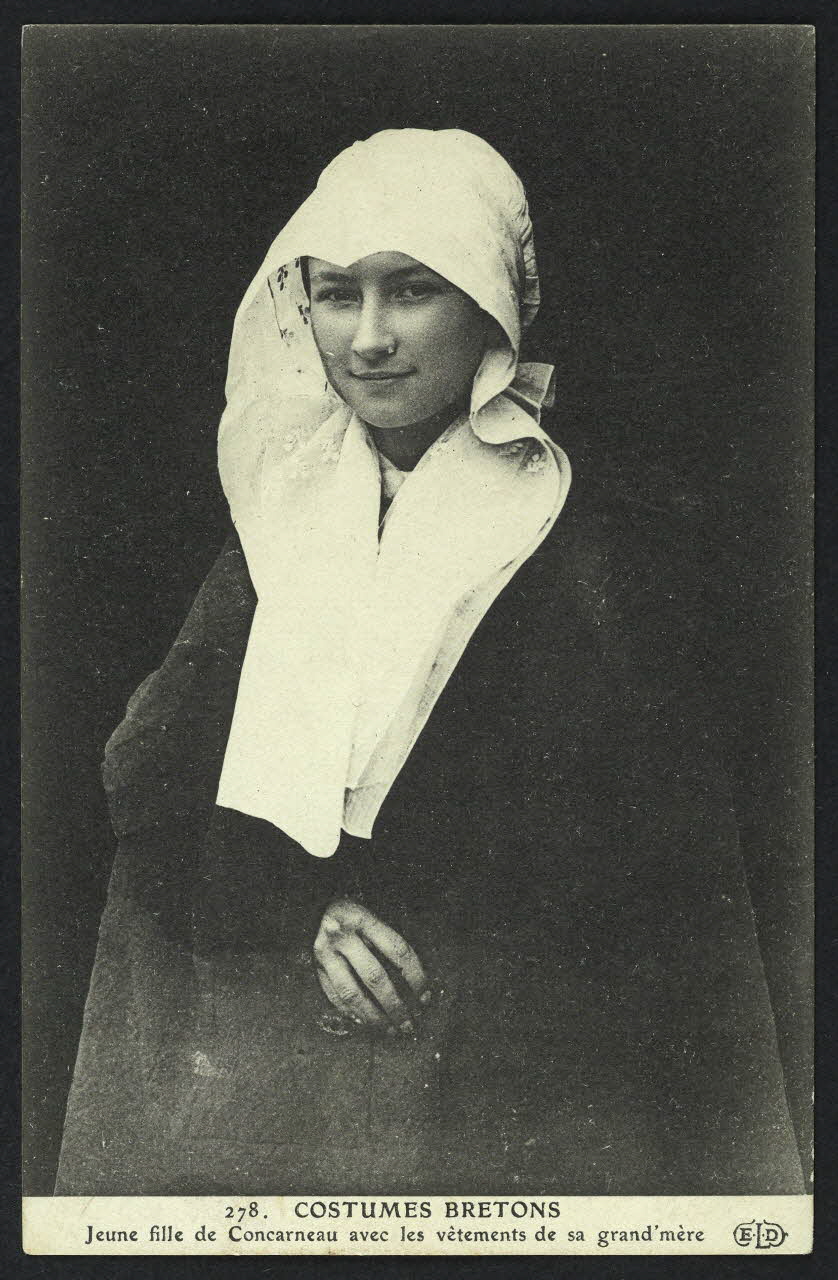 carte postale JEUNE FILLE DE CONCARNEAU AVEC LES VETEMENTS DE S. 4P1007 Photo