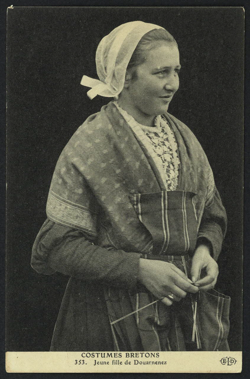 carte postale JEUNE FILLE DE DOUARNENEZ 4P1008 Photo