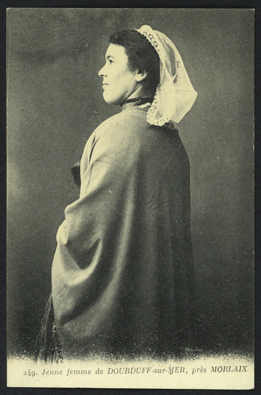 carte postale JEUNE FEMME DE DOURDUFF-SUR-MER, PRES MORLAIX 4P1009 Photo